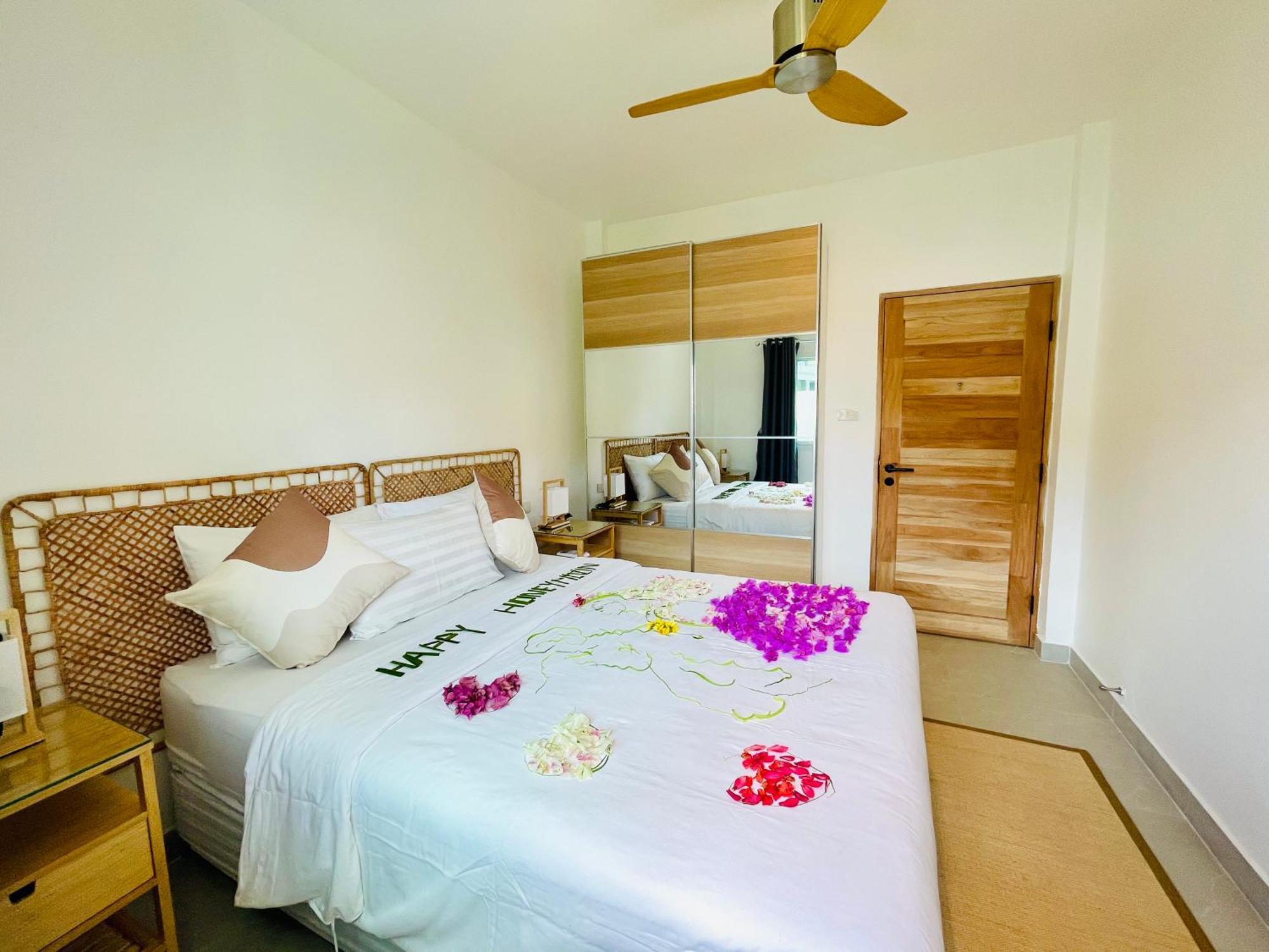 Baan Saint-Tropez Seaview Villas Kata Beach Kültér fotó